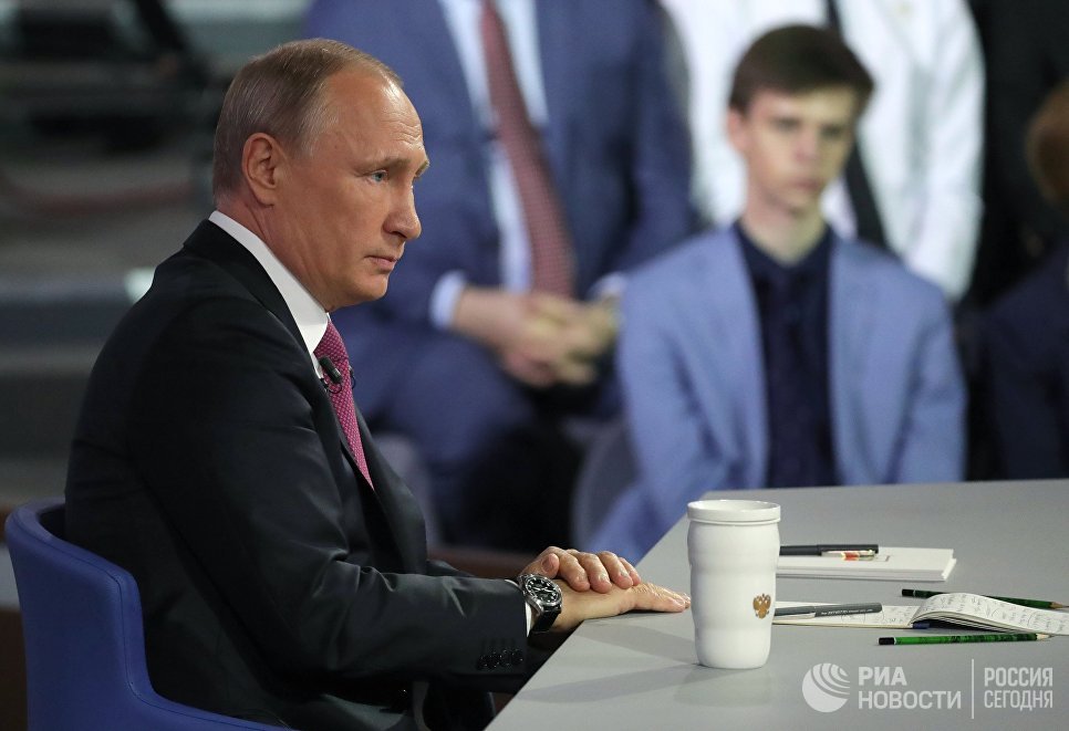 Школьные учебники в России должны выдавать бесплатно, заявил Путин