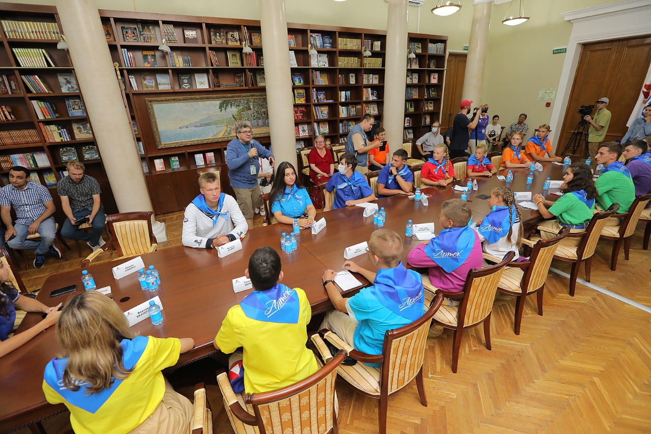 Международный детский центр «Артек» посетили журналисты зарубежных изданий