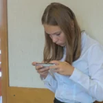 Школьница со смартфоном