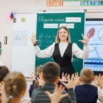 Студент педагогического вуза ведёт урок в школе